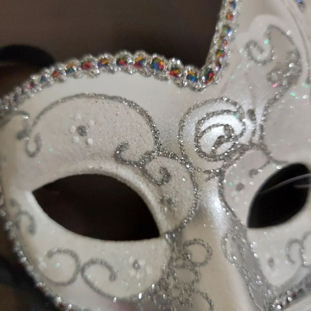 Women's ostrich feather venetian masquerade mask. White/Silver.
